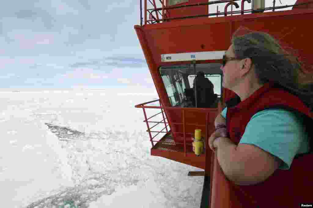 2 января 52 исследователя и туриста, находившихся на застрявшем в антарктических льдах российском экспедиционном судне &quot;Академик Шокальский&quot;, вертолетом были переправлены на австралийское судно Aurora Australis. 