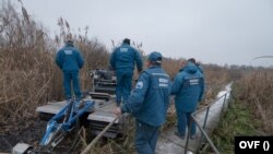 Az Országos Vízügyi Főigazgatóság munkatársai Ráckevei (Soroksári)-Duna-ágat veszélyeztető olajszennyeződést távolítják el Szigetszentmiklóson, 2020.12.13-án. Fotó: OVF
