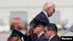 Joe Biden urcă în Air Force One, avionul prezidențial american, la Las Vegas, pe 17 iulie.