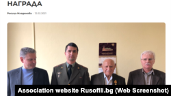 Ruski diplomata Aleksandar Krasij (drugi levo) dodelio je, u ime ruskog ministra odbrane Sergeja Šojgua, orden aktivisti udruženja "Rusofil" u Bugarskoj. Vest o tome objavljena je na sajtu udruženja "Rusofil", 12.2.2021.