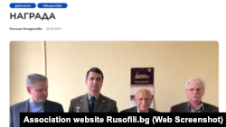 Diplomati rus, Aleksandar Krasii (i dyti nga e majta), i ndau, në emër të ministrit rus të Mbrojtjes, Sergej Shoigu, një dekoratë një aktivisti të shoqatës “Rusofil” në Bullgari. Lajmi për këtë u publikua në uebsajtin e shoqatës, më 12 shkurt 2021.