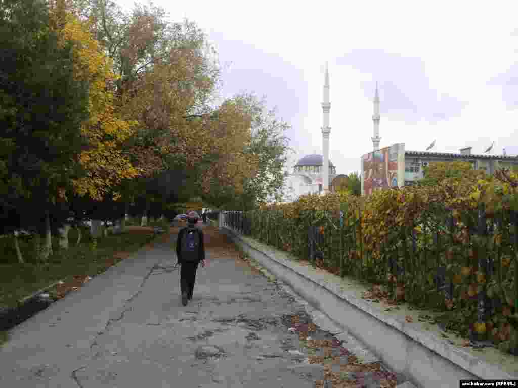 Школьник спешит домой после уроков. Ашхабад, Туркменистан