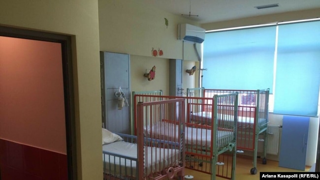 Një dhomë e pacientëve në Klinikën e Pediatrisë