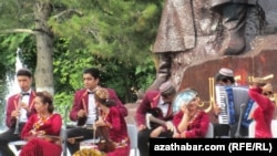 Türkmen sungat işgärleri