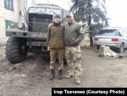 Брати Роман та Ігор Ткаченки, березень 2016 на базі ДУК ПС на Донбасі