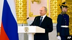 Путин на церемонии в Александровском зале Большого Кремлёвского дворца