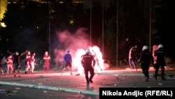 Policija rasteruje demonstrante na protestu u Beogradu