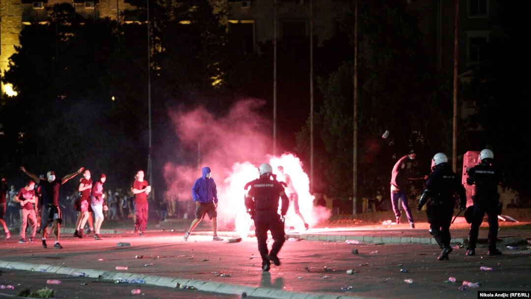 Protestele antiguvernamentale din Serbia au continuat pentru a patra noapte consecutiv.