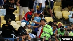 Tifozët përleshen me policinë gjatë ndeshjes kualifikuese për Kupën e Botës 2026 mes Brazilit dhe Argjentinës, në stadiumin Maracana në Rio de Zhaniero, Brazil, 21 nëntor 2023.