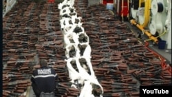 سخنگوی ناوگان پنجم نيروي دريايي آمريکا گفته است، طی شش ماه گذشته این سومین محموله سلاحی است که توقیف می شوند.