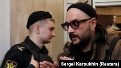 Российский режиссер Кирилл Серебренников (справа)