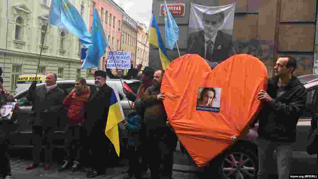 У Празі в рамках фестивалю &laquo;CrimeanSOS&raquo; пройшлися ходою на підтримку кримських політв&#39;язнів і проти анексії Криму, 19 березня 2016 року