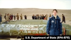 Američka ambasadorka Ejlin Meloj, šefica jedinice za kontrolu naoružanja u Američkoj ambasadi u Moskvi na mestu gde su eliminisani poslednji sovjetski projektili kratkog dometa pod INF sporazumom (Kazahstan, 1990)