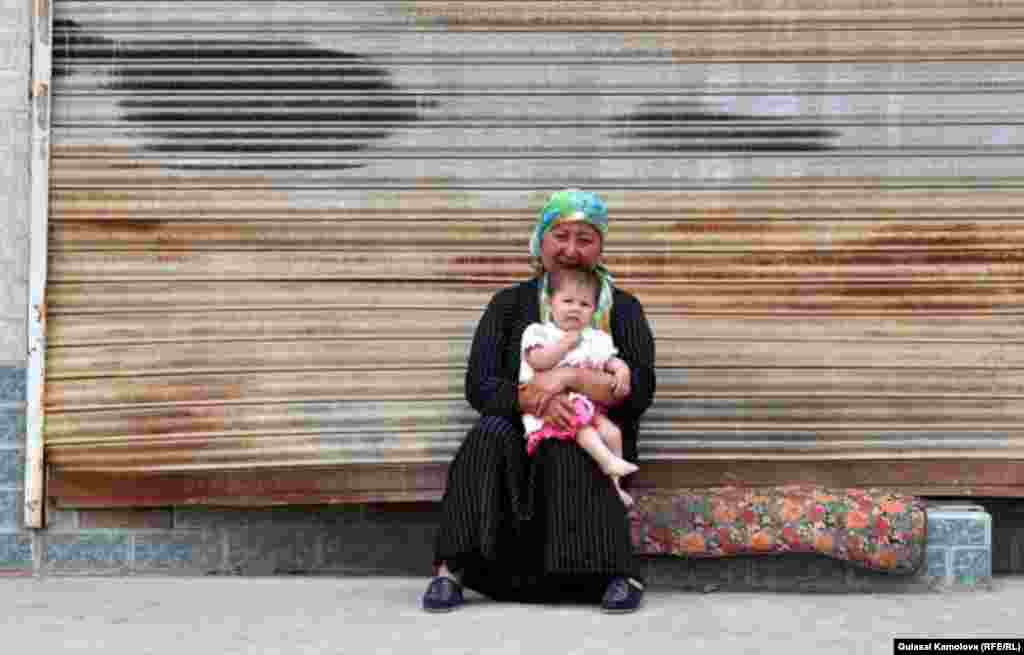 Тешиктошлик аёл тунука билан қоқиб ташланган ёнган уйи ёнида