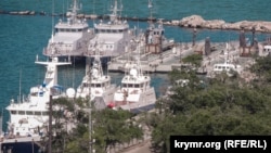 Стоянка суден «Генмол» у Керчі, де перебували українські військові кораблі