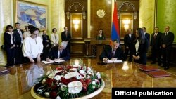 Armenia - Economy Minister Karen Chshmaritian (R) signs an agreement with Don Grantham, Microsoft's president for central and eastern Europe, Yerevan, 27May2015.