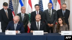 Američki državni sekretar Marko Rubio (u sredini, pozadi) posmatra kako izraelski ambasador u SAD Jehiel Lajter, šef kabineta Stejt departmenta Danijel Holer i libanska ambasadorka u SAD Nada Hamadeh potpisuju okvirni sporazum u Vašingtonu 26. juna 2026.