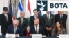 Sekretari amerikan i Shtetit Marco Rubio, shikon ambasadorin e Izraelit në SHBA, Yechiel Leiter, shefin e stafit të Departamentit të Shtetit, Daniel Holler, dhe ambasadoren e Libanit në SHBA, Nada Hamadeh, duke nënshkruar marrëveshjen kornizë në Uashington, më 26 qershor.