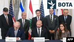 Sekretari amerikan i Shtetit Marco Rubio, shikon ambasadorin e Izraelit në SHBA, Yechiel Leiter, shefin e stafit të Departamentit të Shtetit, Daniel Holler, dhe ambasadoren e Libanit në SHBA, Nada Hamadeh, duke nënshkruar marrëveshjen kornizë në Uashington, më 26 qershor.