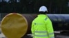 Мужчина работает на строительной площадке так называемого газопровода «Северный поток — 2» в Любмине, северо-восток Германии, 26 марта 2019 года.
