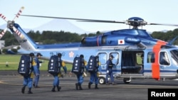 Echipa de intervenție în situații de urgență a Departamentului de Poliție Metropolitană se îmbarcă într-un elicopter cu destinația prefectura Kumamoto, la Tokio, pe 29 iulie.