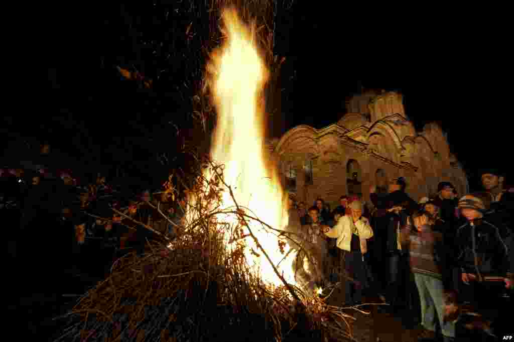 Sîrbii din Kosovo în jurul unui foc, în ajun de Crăciun, la mînăstirea medievală Gracanica. 