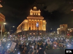 Протестът в София беше свикан под наслов „Свобода за политическите затворници“. Организаторите окачествяват по този начин опозиционните фигури в общинската власт, които са в ареста.