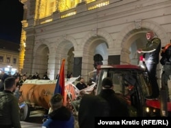 Protestuesit derdhin fekale nga një rimorkio traktori pranë ndërtesës së komunës në Novi Sad më 5 nëntor, gjatë një proteste për të kërkuar përgjegjësi për incidentin vdekjeprurës javën e kaluar.