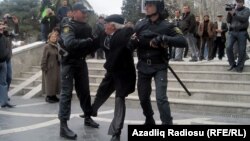 Bakı, aksiyaçını polis tutub aparır, 2 aprel 2011