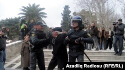 Полиция препятствует проведению оппозиций митинга в центре Баку, 2 апреля 2011 г.