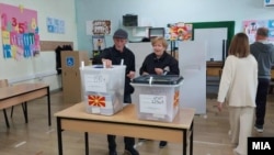 Ljudi glasaju u Sjevernoj Makedoniji.