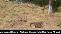 Свежая разрытая могила на кладбище в селе Кочбулак.