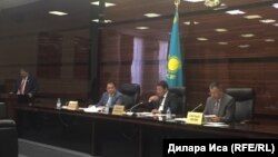 Түркістан облысының әкімі Жансейіт Түймебаев (оң жақта) облыстық мәслихат сессиясына қатысып отыр. Шымкент, 10 шілде 2018 жыл.