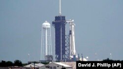 Капсулата Dragon седи върху ракетата Falcon 9 на фирмата SpaceX в готовност за излитане на 27 май 2020 г.