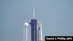  SpaceX Falcon 9 cu capsula Crew Dragon înainte să fi abandonată lansarea din cauza vremii, Centrul Spațial Kennedy de la Cape Canaveral, Florida, 17 mai 2020