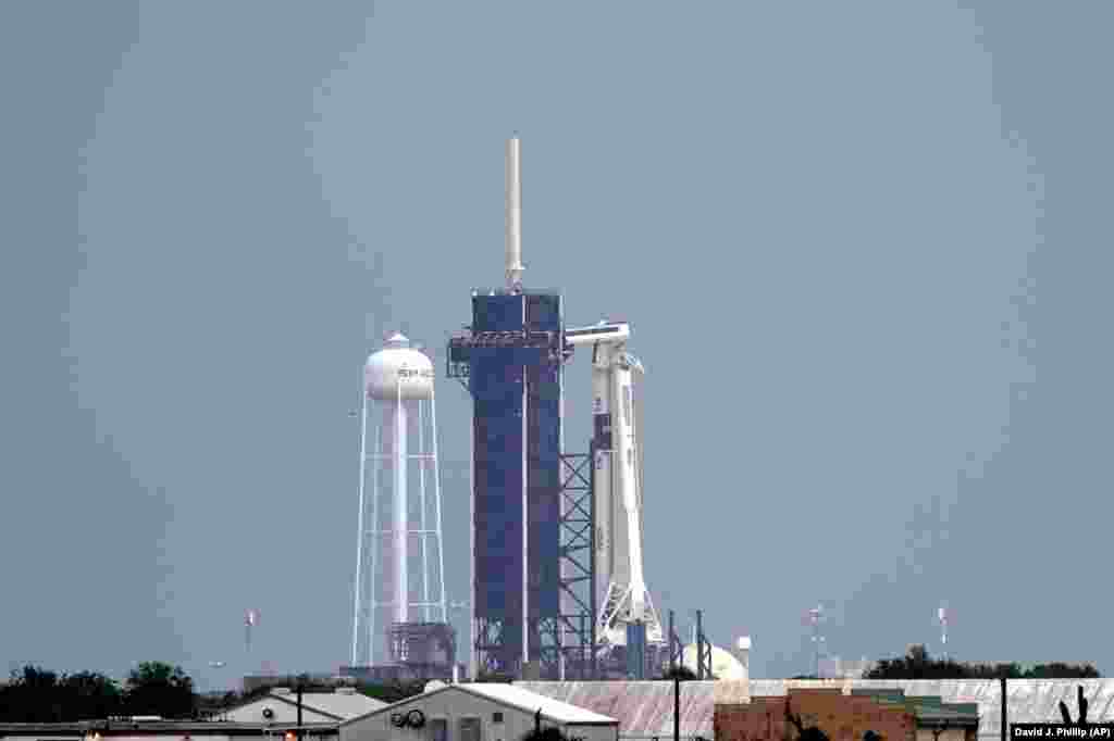 SpaceX Falcon 9, cu naveta spațială Crew Dragon în partea superioară a rachetei, se află pe Launch Pad 39-A, la Kennedy Space Center din Cape Canaveral, Florida, 27 mai 2020