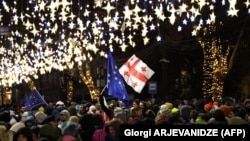 Demonstruesit antiqeveritarë protestojnë në qendër të Tbilisit, Gjeorgji, më 17 dhjetor 2024.