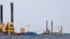 Плывучыя экскаватары рыхтуюцца да пракладкі газаправоду «Паўночны паток — 2» па дне Балтыйскага мора, травень 2018 году
