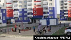 Қарағайлы ықшамауданындағы көпқабатты тұрғын үй ауласында ойнап жүрген балалар. Семей, 30 сәуір 2020 жыл.