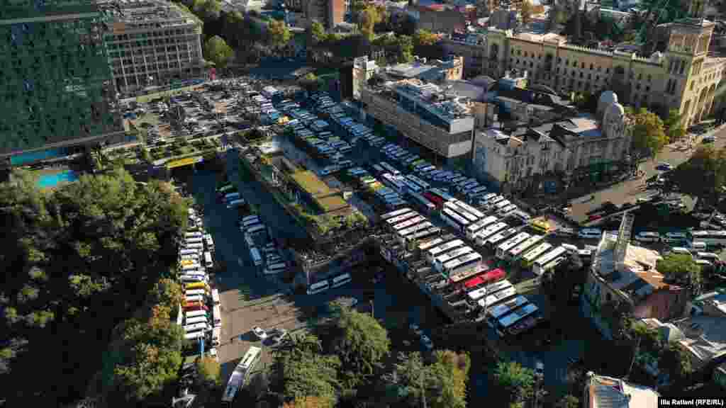 Gruzijski san je organizovao autobuse za svoje pristalice, aktiviste i javne službenike iz cele zemlje kako bi došli da prisustvuju mitingu u Tbilisiju.