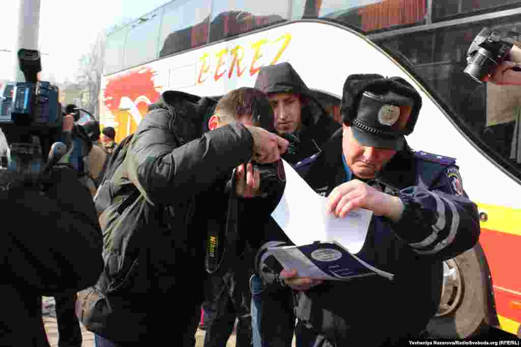 Запорізькі правоохоронці перевіряють документи водія найнятого автобусу, на якому приїхали до Запоріжжя учасники мітингу