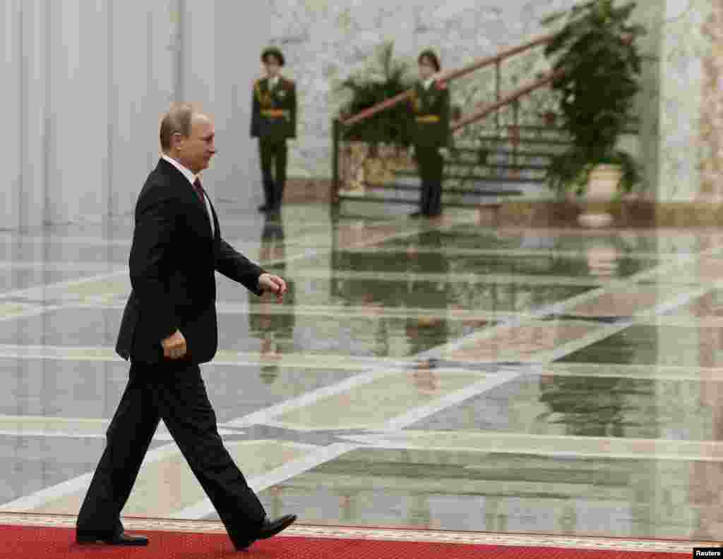 Владимир Путин входит во Дворец независимости в Минске. 11 февраля