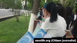 Студенты Университета мировой экономики и дипломатии встречают президента Туркменистана Гурбангулы Бердымухамедова. Ташкент, 23 апреля 2018 года.