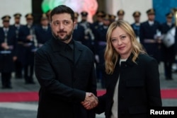 Президент України Володимир Зеленський потискає руку прем'єрці Італії Джорджі Мелоні в палаці Кіджі в Римі, Італія, 9 грудня 2025 року
