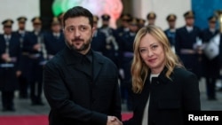 Volodimir Zelenski (stânga) a făcut declarațiile la Roma, unde s-a întâlnit cu prim-ministrul italian Georgia Meloni (dreapta), pe 9 decembrie 2025. 
