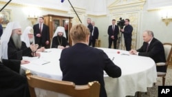 Ruski predsjednik Vladimir Putin sa patrijarhom Srpske pravoslavne crkve Porfirijem, Moskva, 22. april 2025.