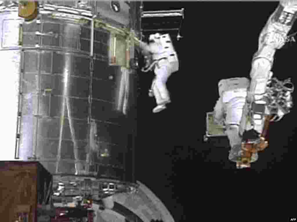 Svemir - Potrebne nove baterije - Astronaut John Grunsfeld postavlja tri nove baterije na svemirskom teleskopu.