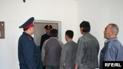 Полиция Жамбылской области выдворяет нелегальных мигрантов из соседних стран.