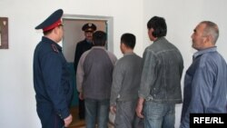 Задержанные казахстанской полицией иностранцы-нелегалы. Иллюстративное фото.