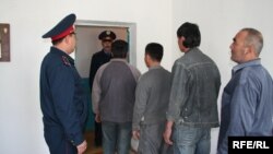 Полиция рейді барысында анықталған заңсыз мигранттар. (Көрнекі сурет)